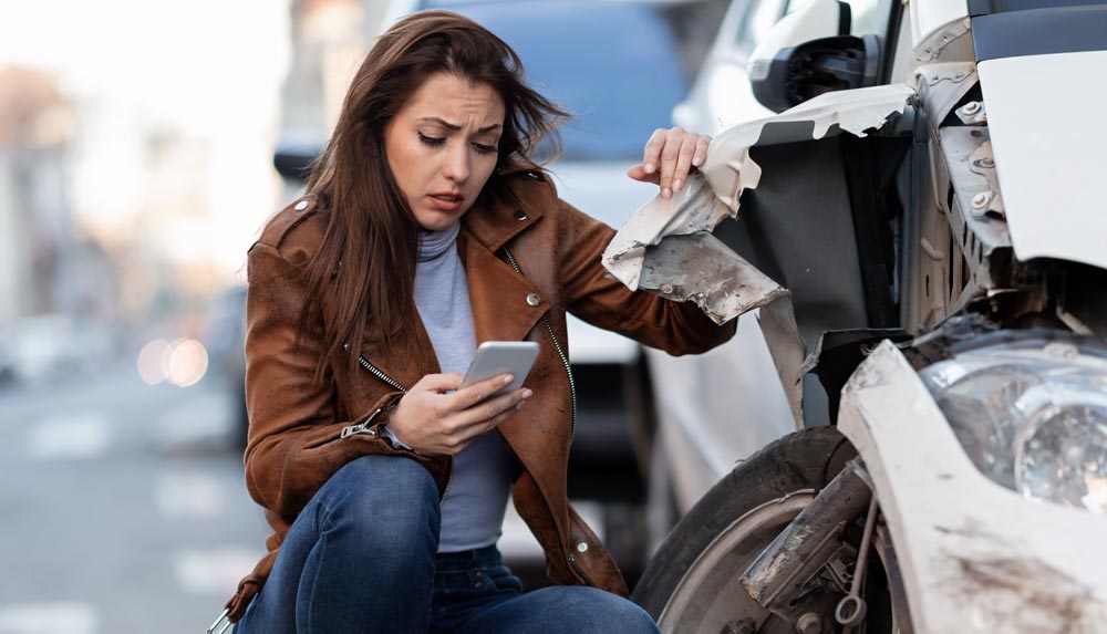 mujer-espera-ayuda-accidente-auto-dallas